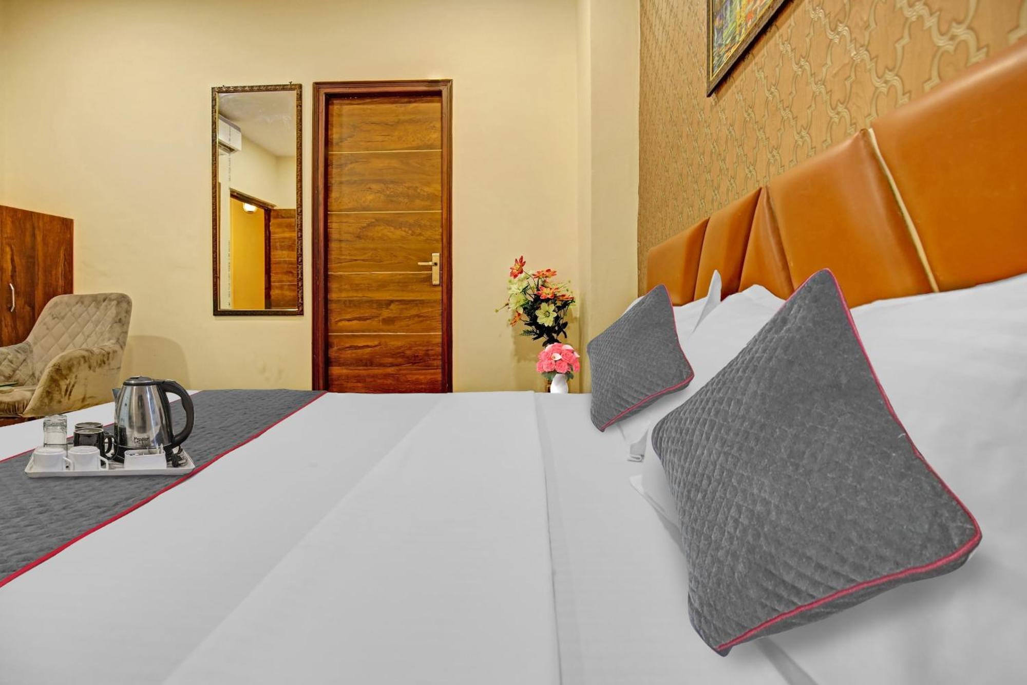 Townhouse Sky Hotel Ludhiana Eksteriør billede