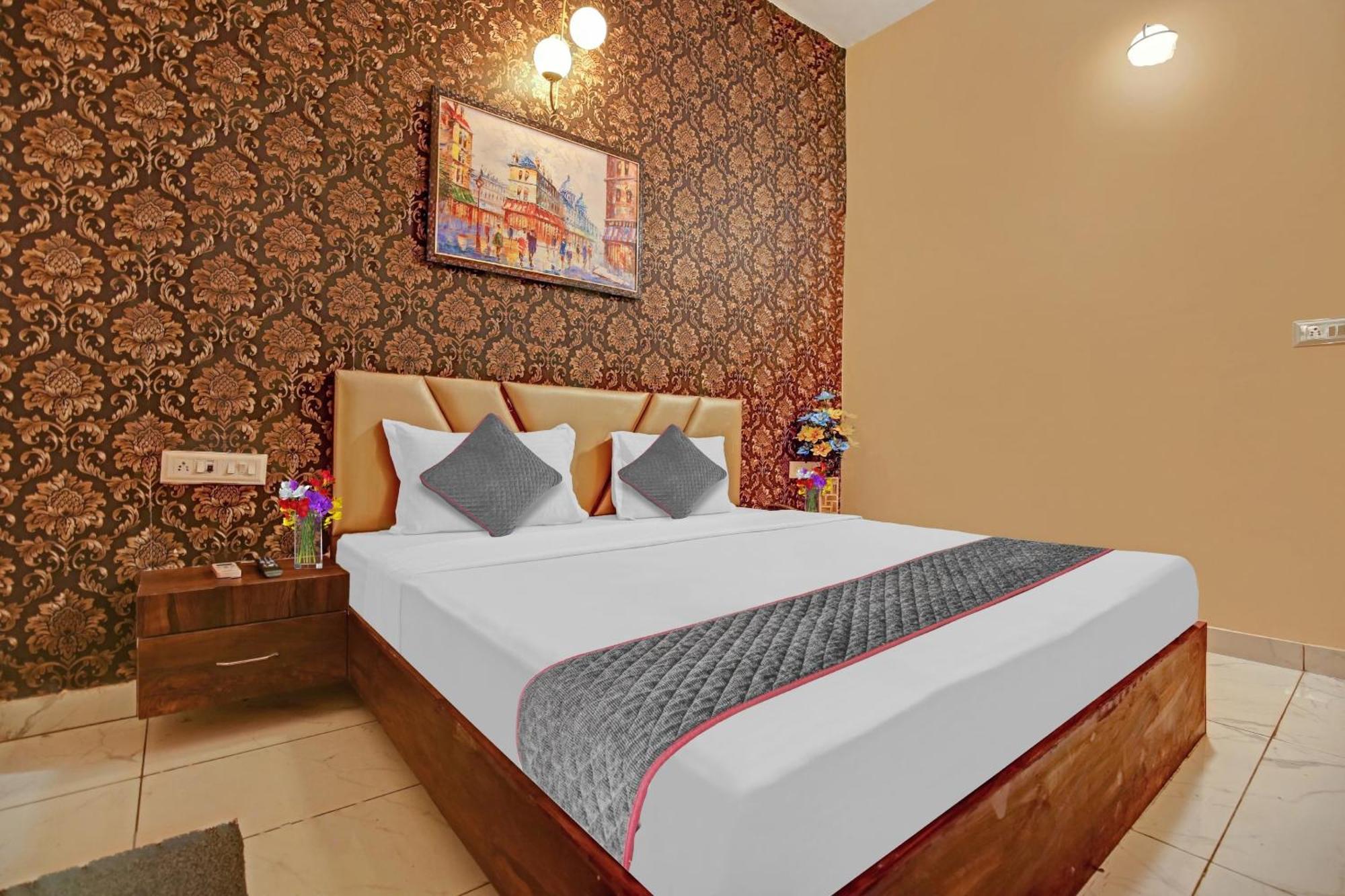 Townhouse Sky Hotel Ludhiana Eksteriør billede